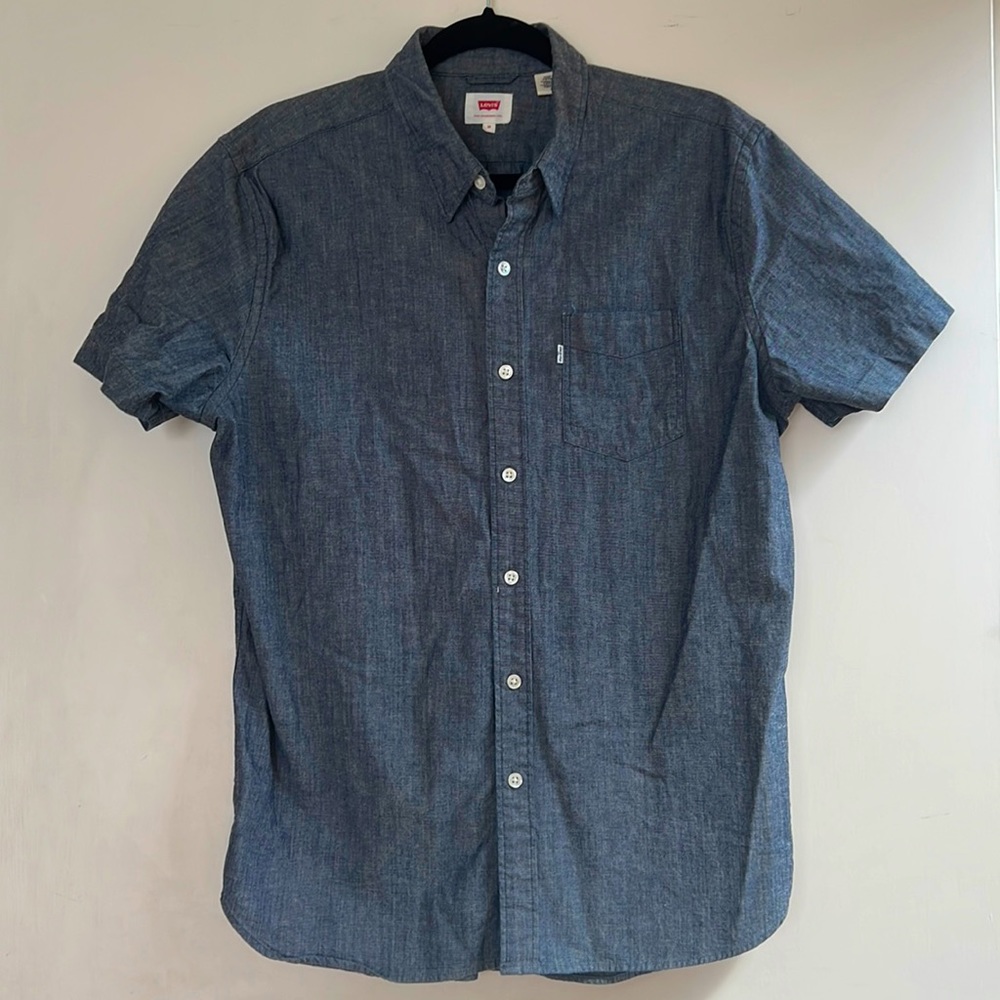 Levi’s men’s denim shirt sleeve button down shirt -medium